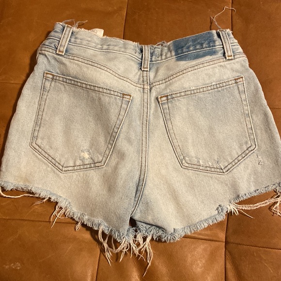 Abercrombie $ Fitch Annie high rise shorts in light wash - Picture 5 of 5